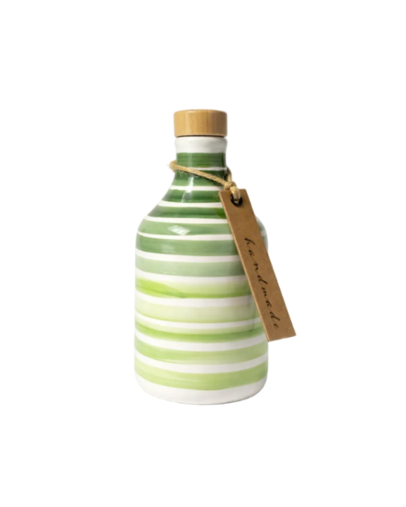 Handgefertigte Tonflasche mit Olivenöl