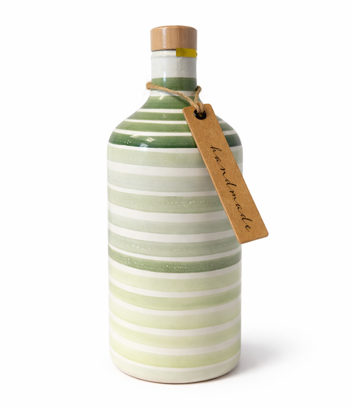 Handgefertigte Tonflasche mit Olivenöl