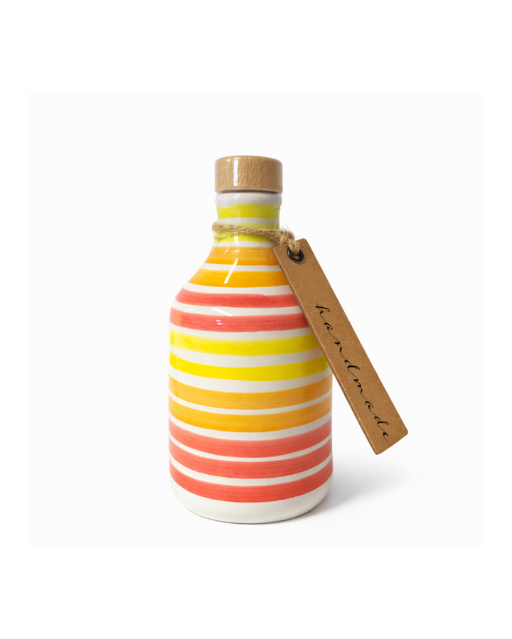 Handgefertigte Tonflasche mit Olivenöl