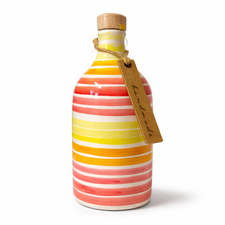 Handgefertigte Tonflasche mit Olivenöl